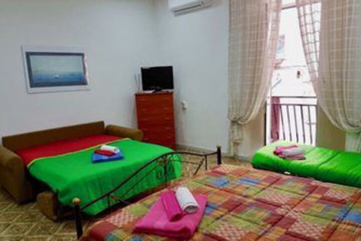 Room 4 of 9