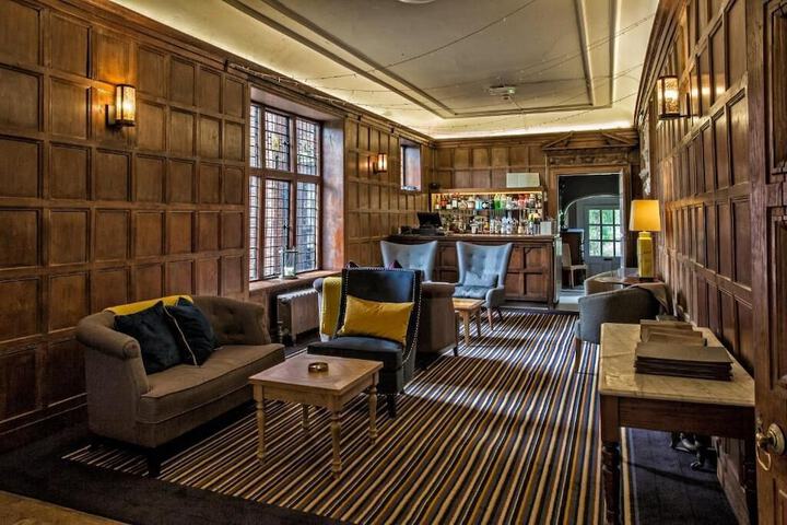Lounge 82 of 109