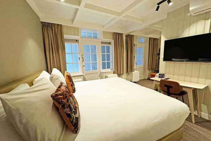 Room 33 of 144