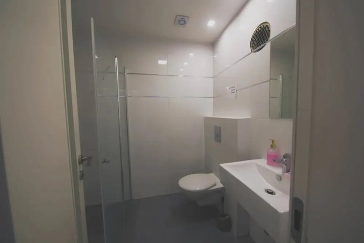 Room 6 of 14