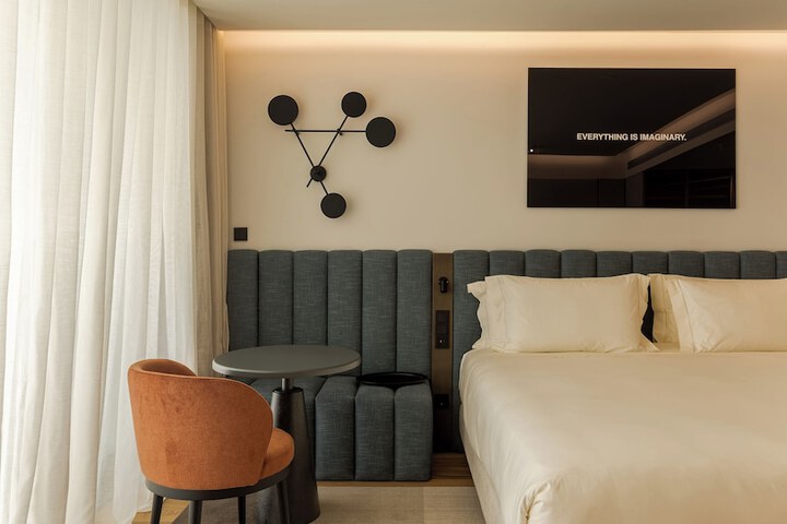 Room 8 of 80