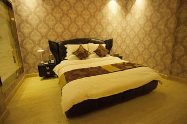 Room 4 of 36