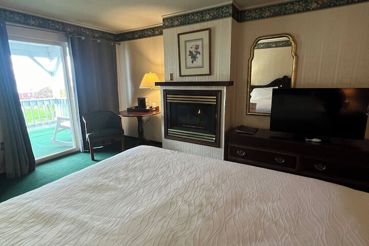 Basic Room 1 King Bed (13 of 13)