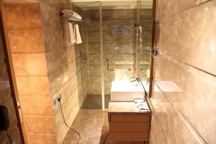 Room 18 of 25
