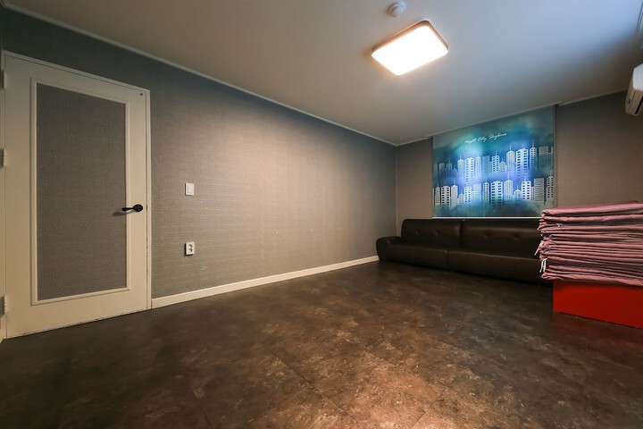 Room 35 of 64