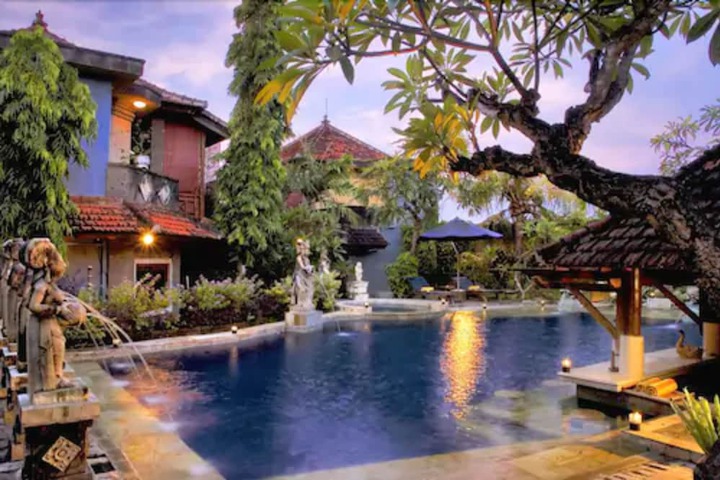 Hotel Pool