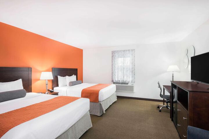 2 Queen Beds (5 of 12)