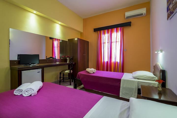 Room 2 of 97