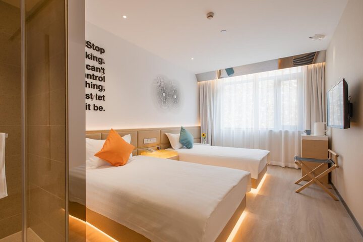 Room 16 of 33