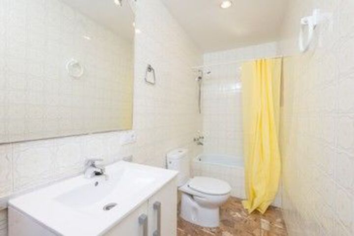Room 4 of 28