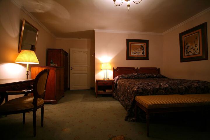 Room 7 of 18