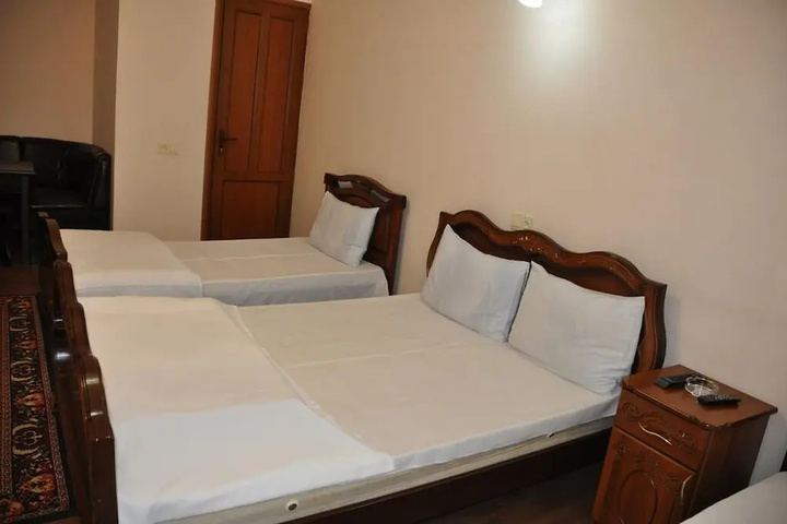 Room 4 of 8