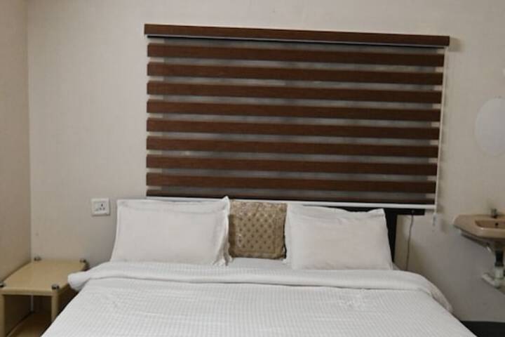 Room 7 of 100