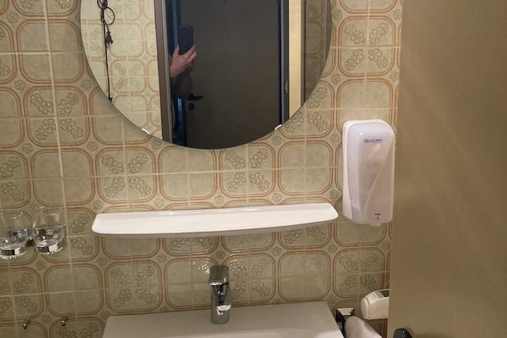 Room 10 of 33