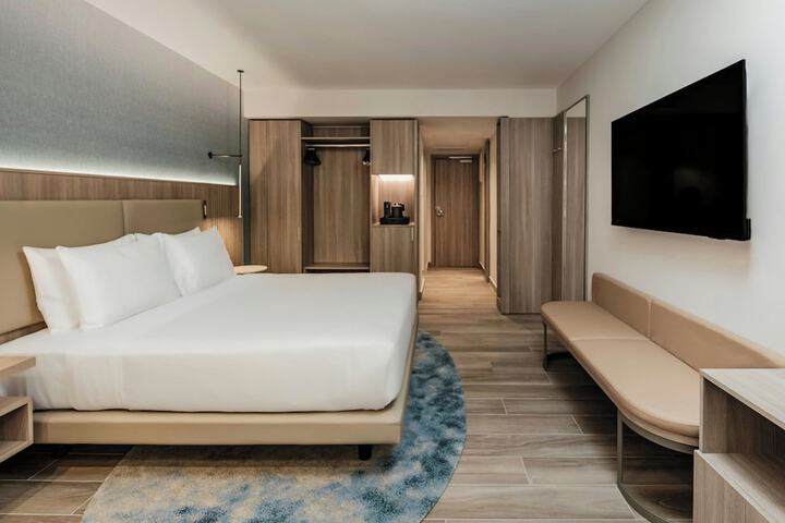 Room 48 of 102