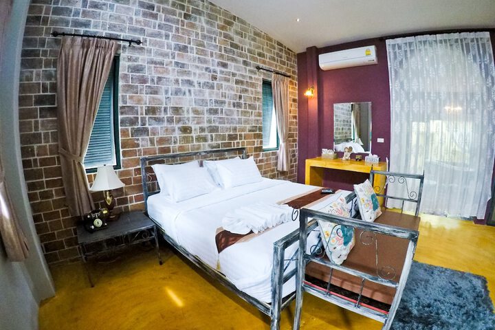 Room 4 of 98