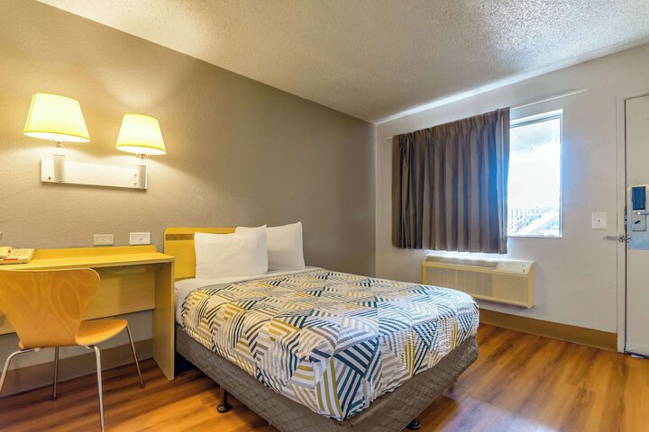 1 Queen Bed (5 of 11)