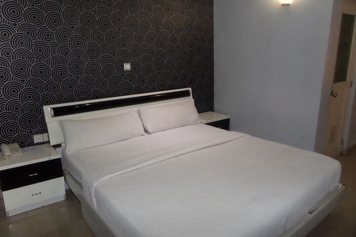 Room 6 of 28