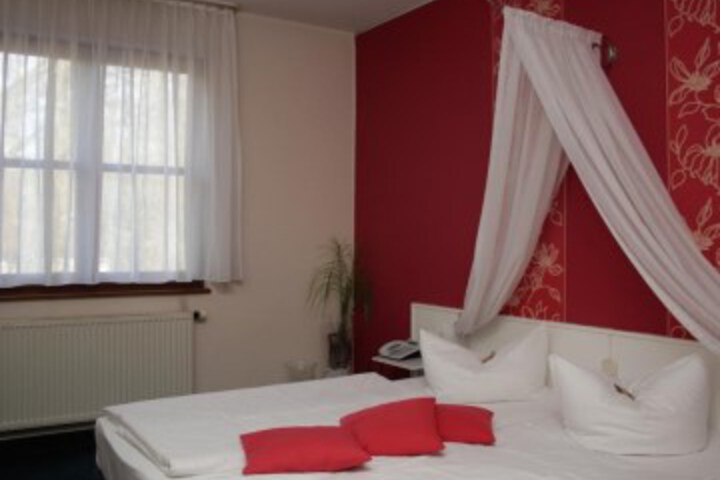 Room 8 of 33