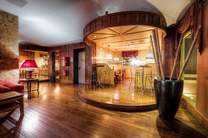 Lounge 44 of 63