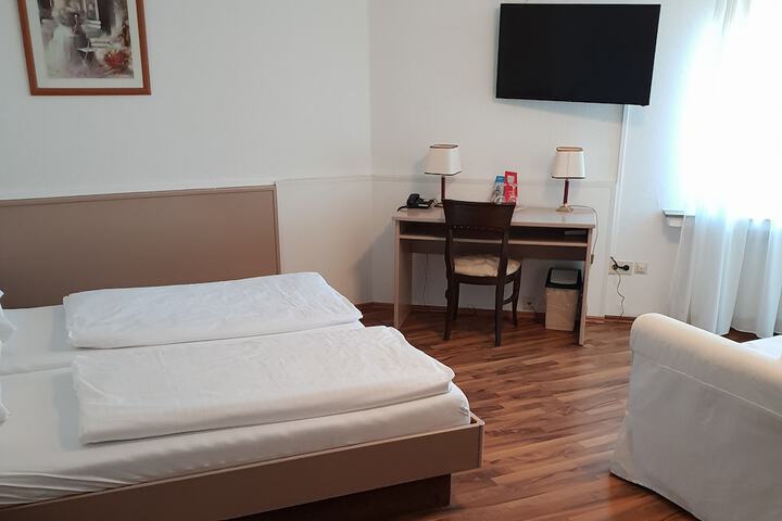 Room 4 of 16