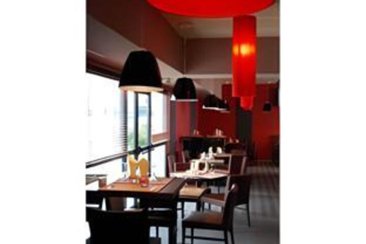 Dining 4 of 9