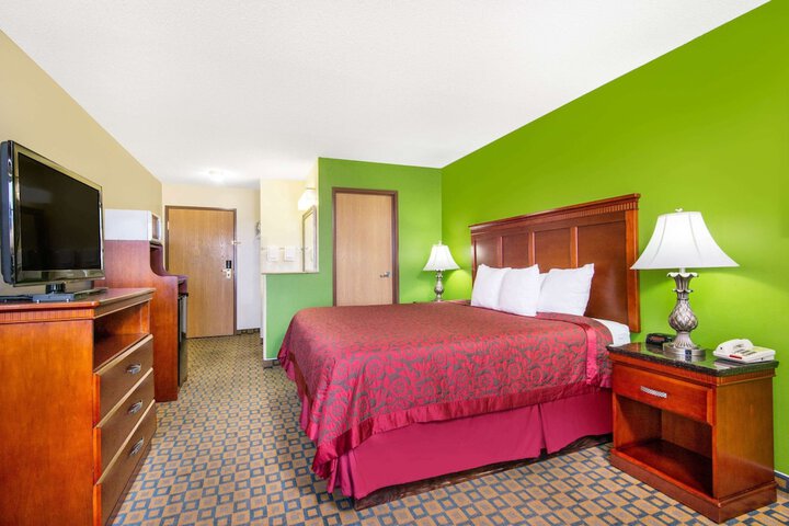 1 King Bed (4 of 11)