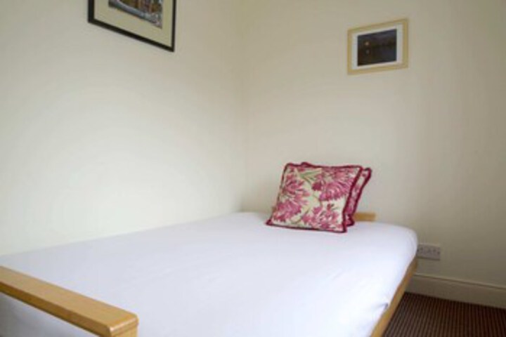 Room 25 of 32