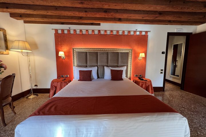 Room 93 of 290