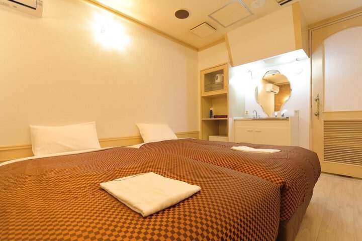Room 8 of 40