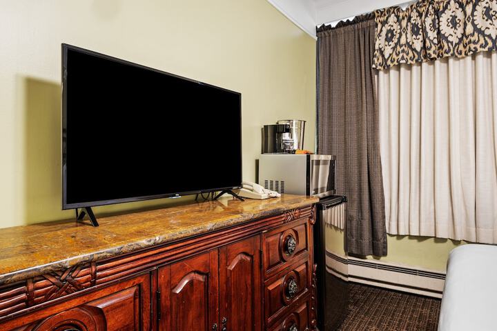 1 Queen Bed (9 of 10)