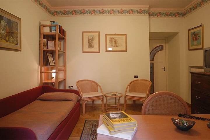Lounge 20 of 35
