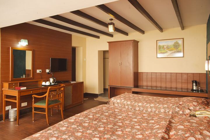 Room 4 of 28