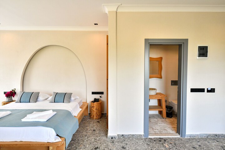 Room 11 of 32