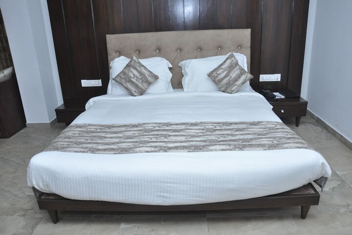 Room 8 of 16