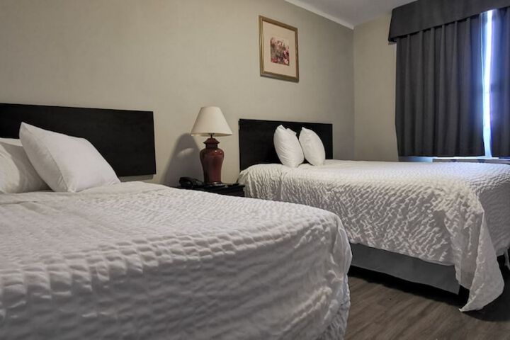 1 Queen Bed (7 of 33)