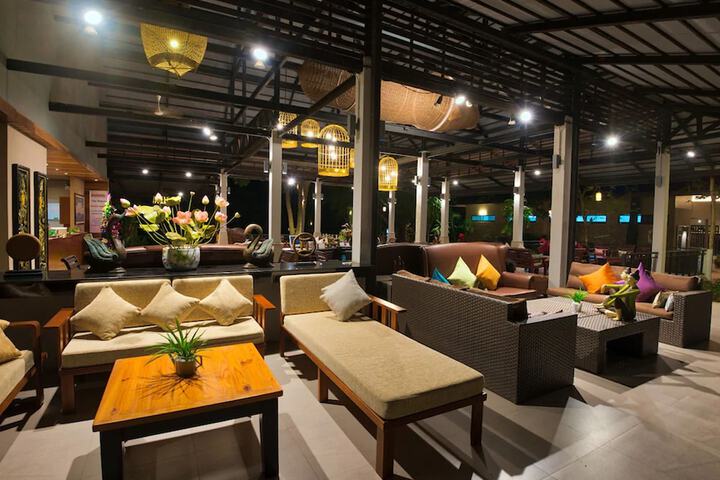 Entrance & Lobby