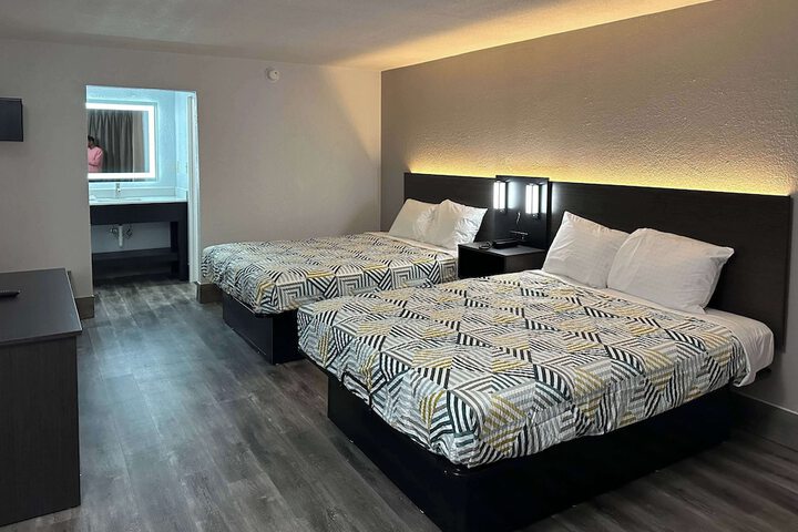 1 Queen Bed Micfridge (14 of 14)