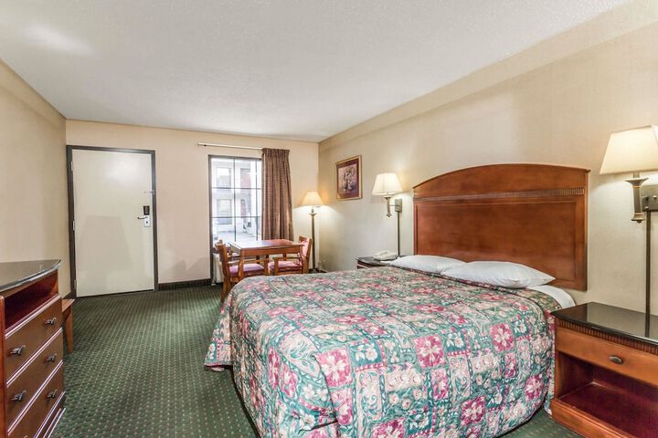 1 Queen Bed (6 of 7)