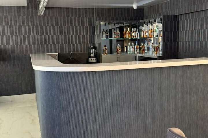 Lounge 42 of 47