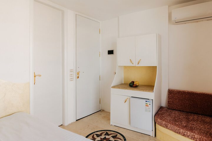 Room 26 of 98