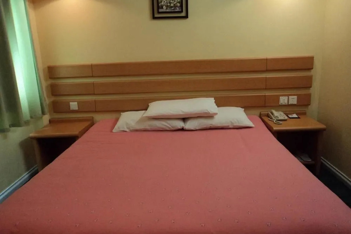 Room 6 of 8