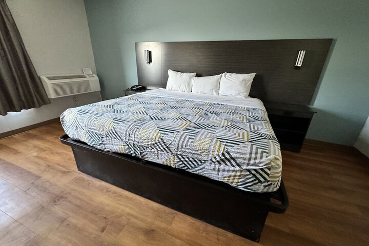 1 King Bed (6 of 18)