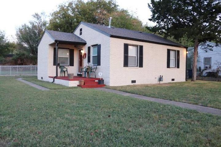 Charming 2 bedroom Retreat minutes from Downtown in Tulsa, OK
