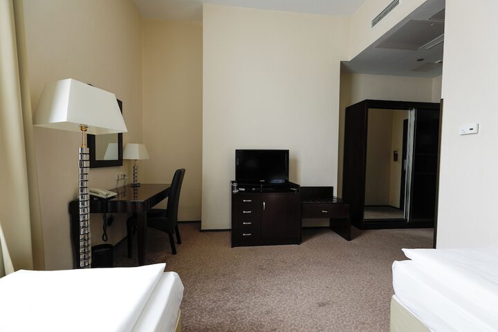 Room 11 of 40