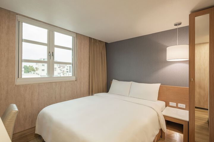 Room 4 of 76