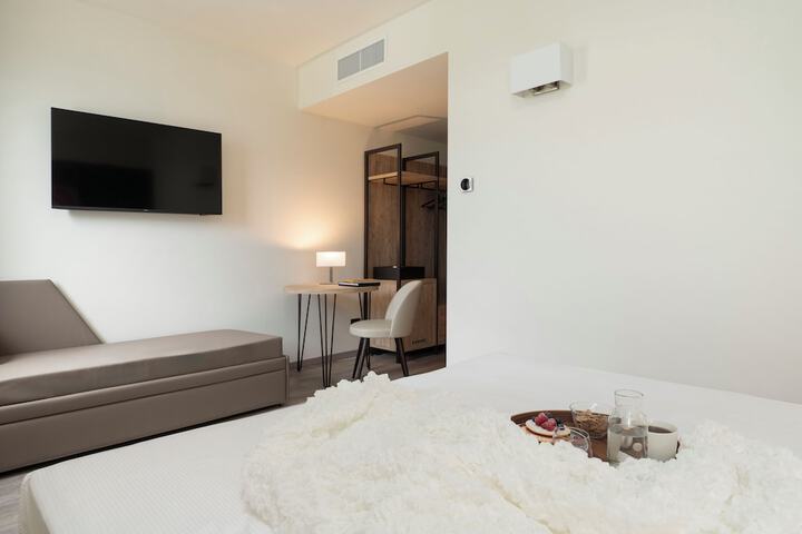 Room 8 of 27