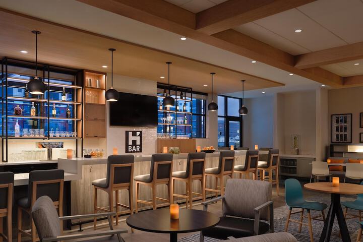 Lounge 41 of 44