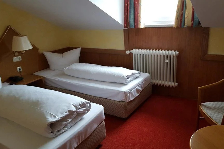 Room 5 of 11