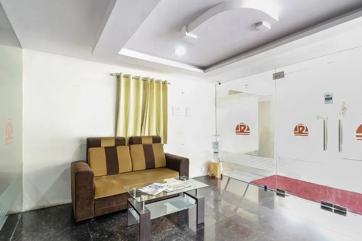 OYO 28679 SRI LAKSHMI DELUXE